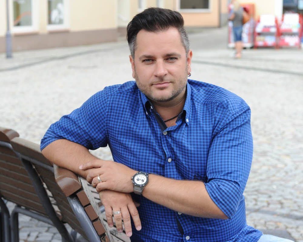 Mathias Kaczmarek in seiner Heimatstadt Hettstedt auf dem Marktplatz