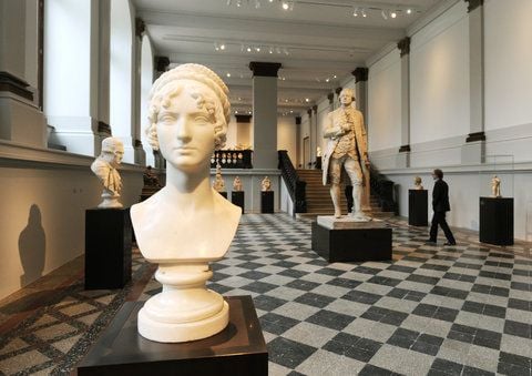 Ein Besucher geht im Dresdner Albertinum durch den Mosaiksaal. Für rund 51 Millionen Euro wurde das Ausstellungsgebäude aus dem 19. Jahrhundert in sechsjähriger Arbeit saniert und umgebaut. (FOTO: DPA)