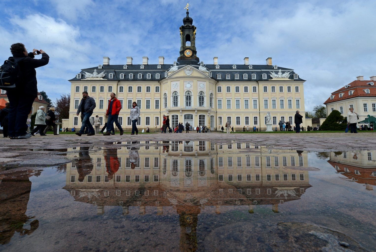Besucher gehen am 28.04.2013 vor Schloss Hubertusburg in Wermsdorf (Sachsen) spazieren