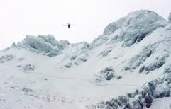 Ein Hubschrauber der bayerischen Bergwacht fliegt am Freitag (27.12.2002) über dem Gebiet der Hocheisspitze (2523 Meter) bei Berchtesgaden, an dem zuvor zwei Tourengeher in den Tod gerissen wurden. Nach Angaben der Polizei wurden die beiden Skiwanderer aus Österreich unterhalb der Hocheisspitze in 2200 Meter Höhe von den plötzlich herabstürzenden Schneemassen begraben. Trotz sofortiger Rettungsaktionen konnten die beiden Männer nur noch tot geborgen werden. Zum Unglückszeitpunkt herrschte in den deutschen Alpen die niedrigste der insgesamt fünf Lawinenwarnstufen. (Foto: dpa)