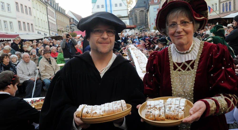Martin Luther (Torsten Klemmstein-Lange) und die Gräfin Anna von Mansfeld (OB Jutta Fischer) beim Verteilen der Stolle.