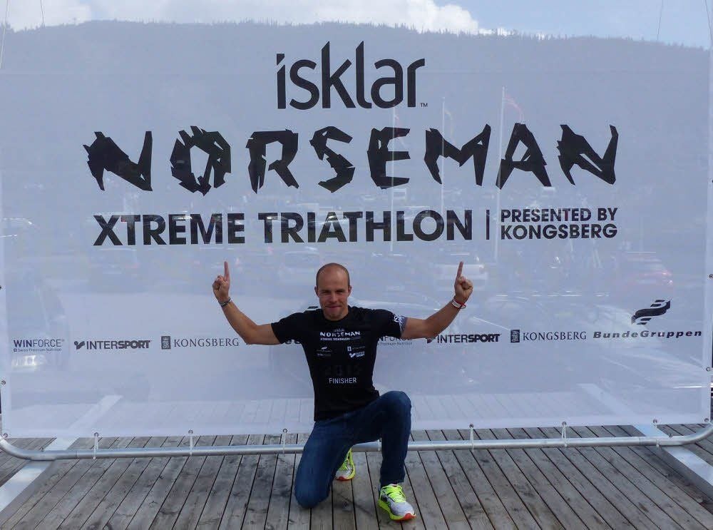 Stolz lässt sich Torben Wendler mit den Finisher-Shirt fotografieren.