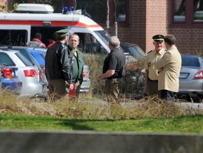 Rettungskräfte stehen vor dem Gerichtsgebäude in Landshut (Niederbayern). Bei der Schießerei im Landshuter Landgericht gab es nach Angaben der Polizei zwei Tote. (FOTO: DPA)