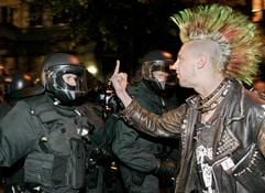Stinkefinger am Boxhagener Platz: Ein junger Punk beschimpft am Montagabend während einer Demonstration im Rahmen der Walpurgisnacht in Berlin Friedrichshain Polizisten. (Foto: dpa)