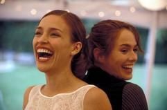 Piper Perabo als Rachel und Lena Headey als Luce im Film «Eine Hochzeit zu dritt» (Foto: dpa)