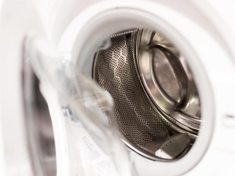 Achtung, Keimschleuder! Wer nicht ab und zu mit 60 Grad wäscht, hat irgendwann eine ganze Bakterienkolonie in seiner Waschmaschine. Foto: Alexander Heinl/dpa-tmn