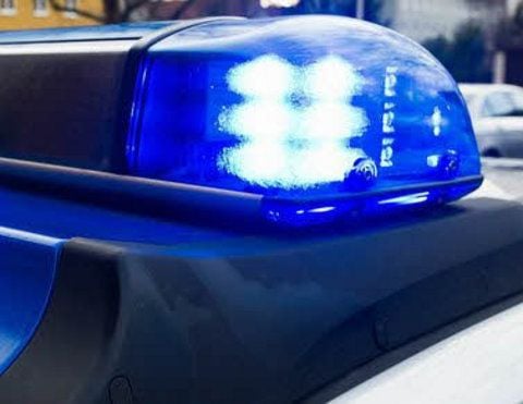 Ein Einsatzfahrzeug der Polizei mit Blaulicht