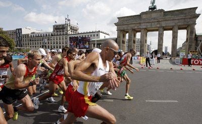 Der Marathon führt auf einem Rundkurs vorbei an zahlreichen historischen Schauplätzen der Hauptstadt und endet am Brandenburger Tor. (FOTO: DPA)
