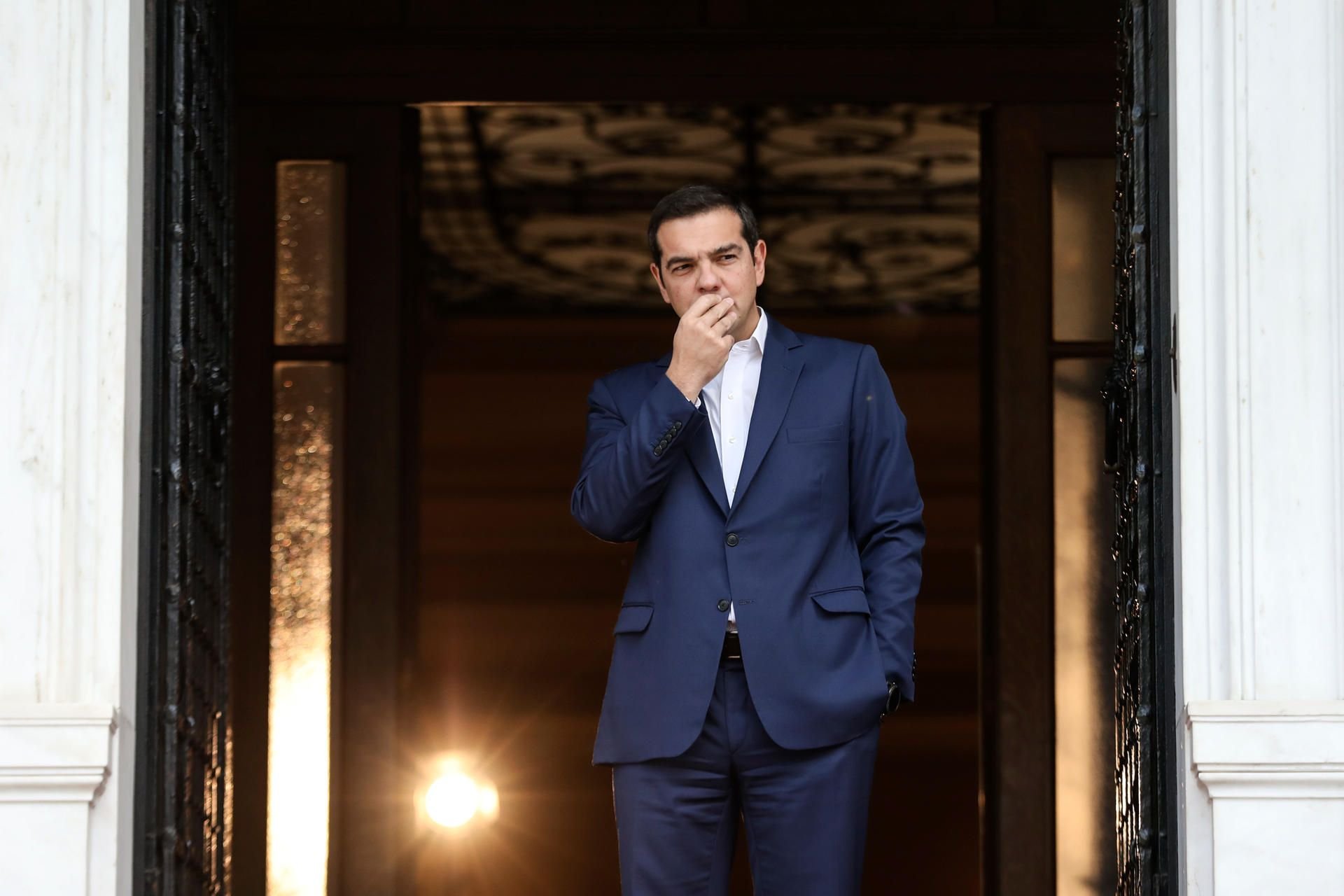 Der griechische Ministerpräsident Alexis Tsipras wartet am 23.10.2017 vor seinem Amtssitz in Athen.