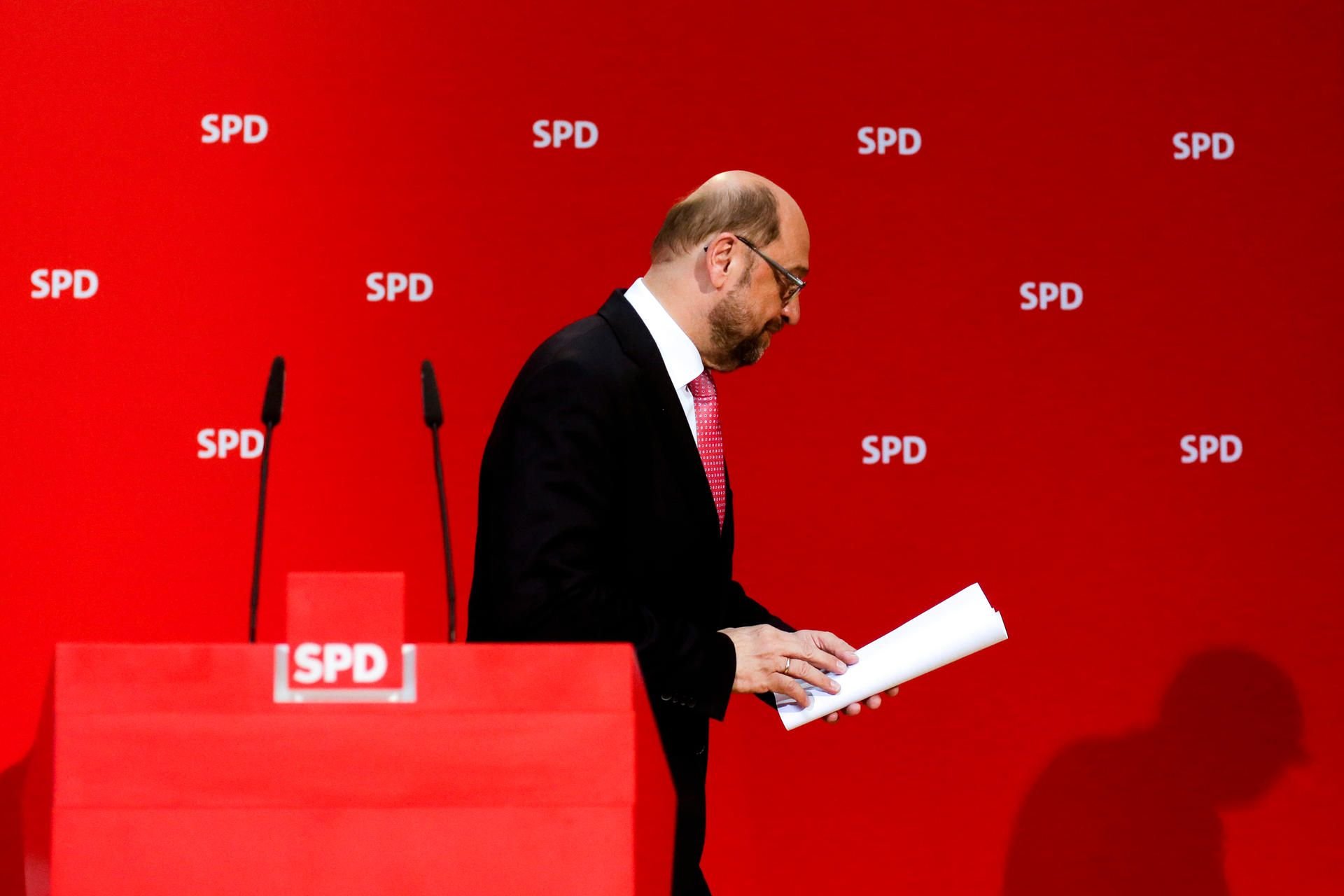 Martin Schulz verlässt das Podium mit hängendem Kopf.