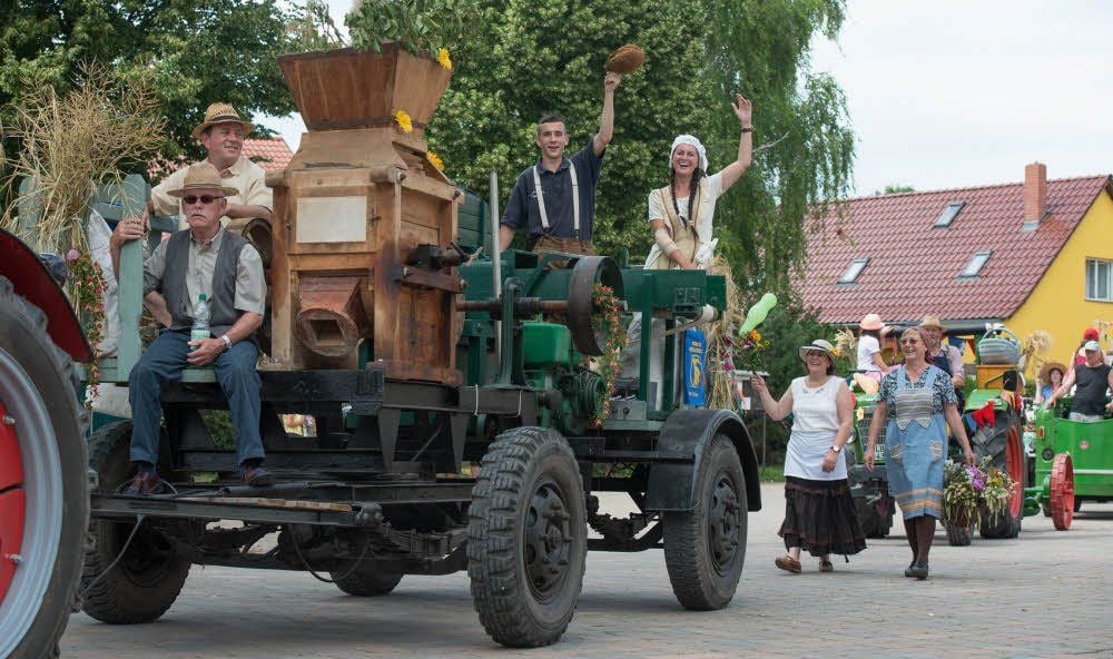 Angesichts der vielen tollen Wagen war beim Festumzug in Radisleben ganz sicher für jeden Zuschauer etwas dabei.