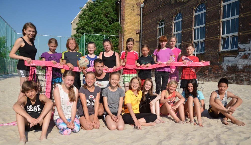Versteckt hinter der Turnhalle „Am Elbhafen“ befindet sich die neue Beachvolleyballanlage der Turnabteilung des SV Grün-Weiß Wittenberg. Jens Fabian (mit Ball) erlaubte am Freitag den Schülern des Lucas-Cranach-Gymnasiums, das Areal schon vor der Eröffnung zu betreten.
