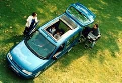 Vor allem bei jungen Familien beliebt: Als Mischung aus Kleinwagen und Transporter bietet der Citroën Berlingo viel Stauraum für das Gepäck - auch der Kinderwagen lässt sich problemlos verstauen. (Foto: dpa)