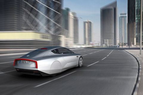 Soll weniger als einen Liter Sprit brauchen: Der VW XL1 ist ein Prototyp, dessen Serienfertigung noch in den Sternen steht. (FOTO: VOLKSWAGEN)
