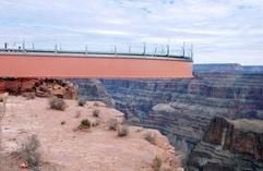 Ein Spaziergang über dem Abgrund fürschwindelfreie Touristen: 1200 Meter hoch über dem Talboden des GrandCanyons können sie demnächst über eine dünne gläserne Plattformlaufen und Amerikas berühmtestes Naturwunder aus der Vogelperspektiveerleben. (Foto: dpa)