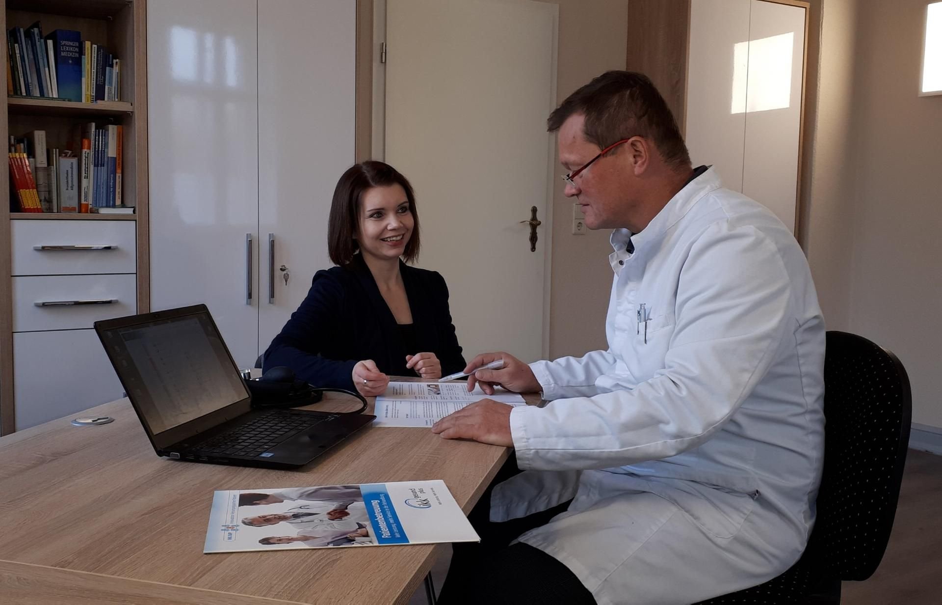 Netzwerkarbeit bei den Hausärzten: IVP-Netzwerkmanagerin Kathrin Gajewski im Gespräch mit Dr. Jörg Böhme, der als Allgemeinmediziner in Stendal tätig ist.