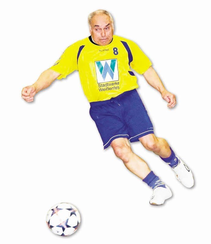 Lutz Wiebigke ist auch mit 70 Jahren immer noch aktiv als Fußballer beim Freizeitverein VSG 64 Weißenfels.