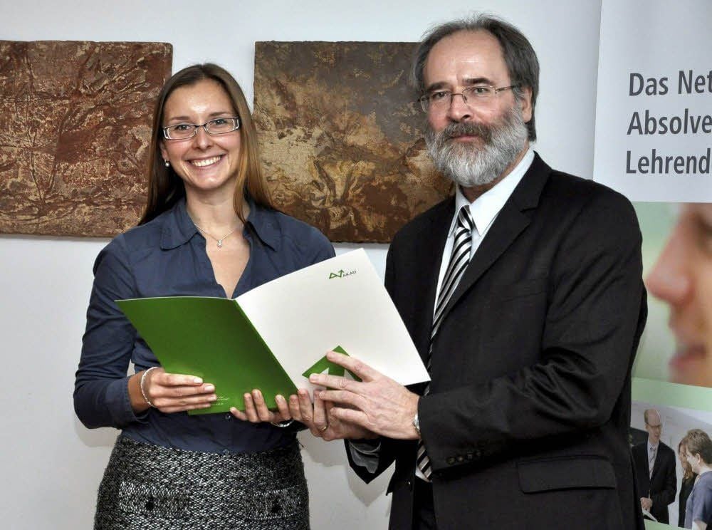 Lissy Biegler wird von Paul Nikodemus, Präsident der Akad University, geehrt.