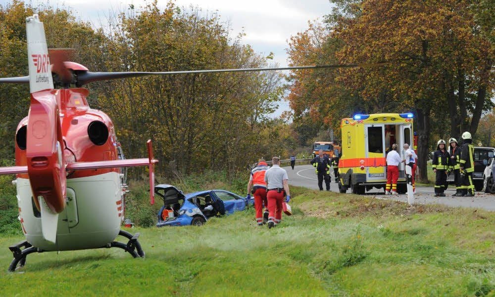 Der schwer verletzte Fahrer des Unfallautos wurde mit einem Rettungshubschrauber in die Klinik gebracht.