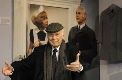 Der Humorist, Cartoonist, Autor, Schauspieler und Regisseur Vicco von Bülow alias Loriot posiert vor der Eröffnung der Ausstellung "Loriot - Die Hommage" im Filmmuseum Berlin. Loriot wird am Mittwoch 85 Jahre alt. (FOTO: DPA)