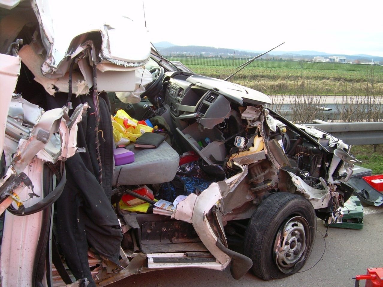 Unfall auf der Autobahn 4 bei Gotha: Das Fahrerhaus des Kleintransporters wurde völlig zerstört.
