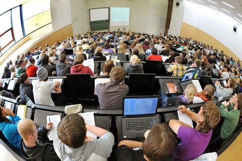 Studenten sitzen in einer Vorlesung im Großen Hörsaal des Audimax der Martin-Luther-Universität Halle-Wittenberg. (ARCHIVFOTO: DPA)