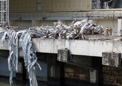 Rettungskräfte stehen vor den Trümmern der Maschinenhalle des Wasserkraftwerks Sajano-Schuschenskaja nahe Sajanogorsk in der russischen Teilrepublik Chakassien. (FOTO: DPA)