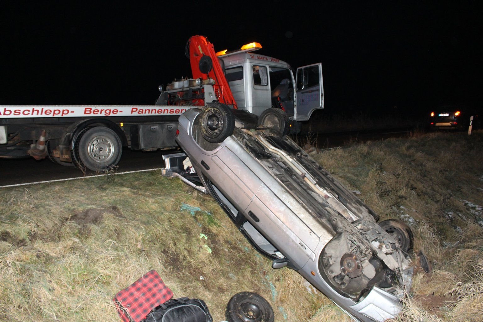In diesem Auto haben sechs Personen gesessen, alle wurden bei den Unfall leicht verletzt und wurden ins Krankenhaus gebracht.