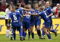 Die Spielerinnen von Turbine Potsdam bejubeln im Berliner Olympiastadion Isabel Kerschowski (M.), die Schützin des 1:0. (Foto: dpa)