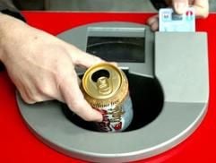 Handel und Getränkeindustrie wollen innerhalb vonzwei Monaten über ein anwendungsreifes Rücknahmesystem fürpfandpflichtige Getränkeverpackungen verfügen (Foto: dpa)