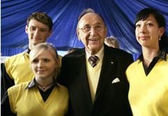 Der ehemalige Außenminister Hans-Dietrich Genscher (FDP) posiert in Berlin mit Hostessen in gelben Westen, seinem Markenzeichen. (Foto: dpa)