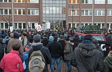 Die Demo ging zur Staatsanwaltschaft und zum Landgericht.