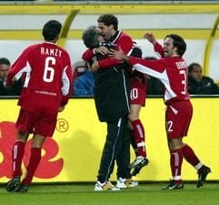 DFB-Pokal 1. FC Kaiserslautern - SV Werder Bremen am Dienstagabend (04.03.2003) im Fritz-Walter-Stadion Kaiserslautern. Der Lauterer Trainer Erik Gerets (2.v.l) bejubelt mit Cassio Soares Lincoln (3.v.l) dessen Tor zum 1:0, rechts der Lauterer Jose Manuel Dominguez, links Hany Ramzy. (Foto: dpa)