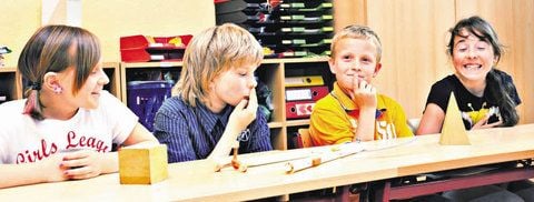 Lisa Leinung (von links), Leander Mattheus Belger, Marius Dannenberg und Lilly Repert von der Grundschule Könnern überlegen, wie sie den MZ-Lesern den gesuchten Anhalt-Begriff am besten beschreiben können.
