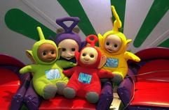 Die Teletubbies Tinky Winky, Dipsy, Laa Laa und Po sitzen auf der Spielwarenmesse in Nürnberg auf einem Sofa(Archivfoto vom 04.02.2000). Ein Gremium von Psychologen soll auf Anordnung einer Beauftragten der polnischen Regierung für Kinderrechte das Kinderprogramm "Teletubbies" untersuchen und feststellen, ob dort unterschwellig "homosexuelle Propaganda" betrieben wird. (Foto: dpa)