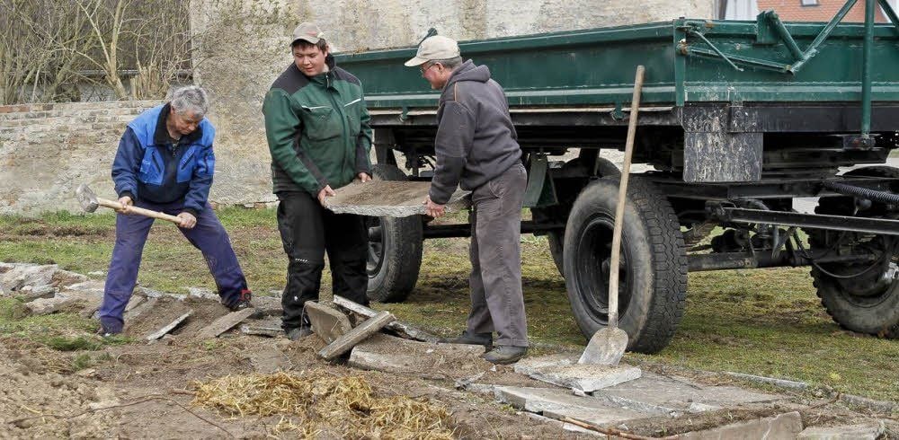 Hartmut Augustin, Adrian Albani und Karsten Nörenberg (v.l.) am neuen Standort für das Kriegerdenkmal.
