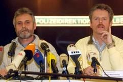 Der Leiter der Ermittlungen der Heidelberger Polizei Klaus Rostock (r) und der Leiter der Sonderkommission "Praxis" der Heidelberger Polizei Heinz Gräter (l) berichten am Donnerstag (30.01.2003) vor der Presse über die Festnahme des mutmaßlichen Täters im Fall des Dreifachmords in Heidelberg am. Nach Auskunft der Polizei hat der 52-jährige Karl-Heinz B. aus Mannheim am Abend des 23.12. 2002 das Kinderarztehepaar Udo und Astrid Frederking und die Arzthelferin Karin Euther in der Praxis in Heidelberg ermordet. (Foto: dpa)