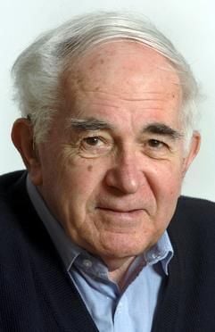 Der Philosoph Ernst Tugendhat, aufgenommen in Tübingen (Foto vom 21.02.2005). Das menschliche Verstehen ließe sich nur in Reflexion auf fundamentale sprachliche Strukturen erhellen, lehrte er seine Studenten in Heidelberg - und machte ihnen die unentrinnbare Unklarheit des Denkens deutlich. Die denkerische Unruhe prägt ihn bis ins hohe Alter. (Foto: dpa)
