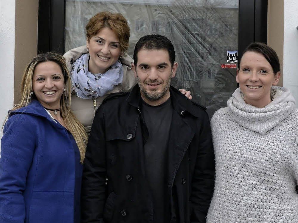 Selin, Senay, und Görcan Gönen wollen mit Hilfe von Restaurantfachfrau Tina Winter (v.l.n.r.) das Restaurant „Mangal“ in der Zerbster Straße 8 rocken.