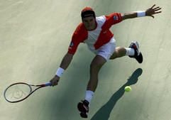 Thomas Haas returniert einen Ball des Russen Nikolai Dawidenko. (Foto: dpa)