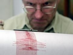 Der Diplom-Geophysiker Klaus-Günter Hinzen kontrolliert das Seismogramm in der Erdbebenstation in Bensberg am Freitag (03.08.2007). Es zeigt die Ausschläge eines leichten Erdbebens. (Foto: dpa)