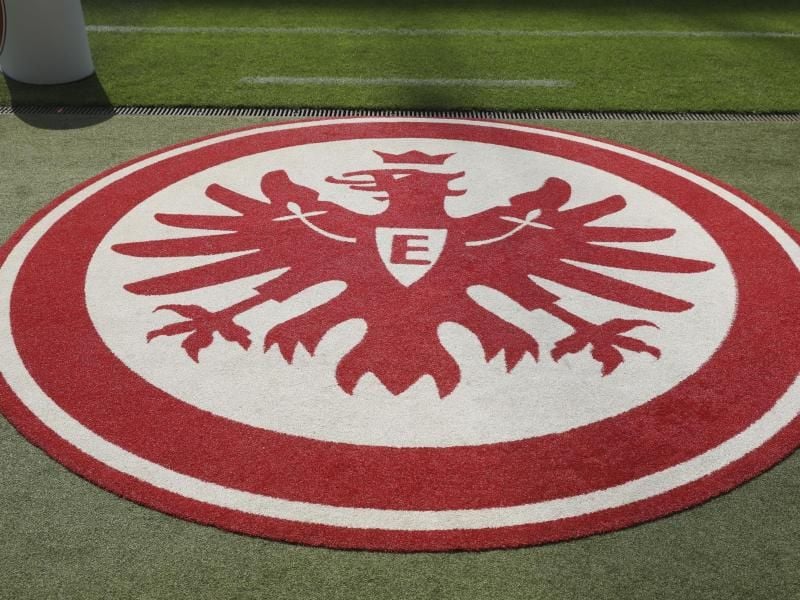 Das Logo von Eintracht Frankfurt in der Frankfurter Commerzbank-Arena. Foto: Frank Rumpenhorst/dpa/Archivbild