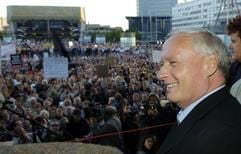 Der frühere SPD-Vorsitzende Oskar Lafontaine spricht am Montag (30. August 2004) auf der Abschlusskundgebung der Leipziger Montagsdemonstration auf dem Augustusplatz in Leipzig. (Foto: dpa)
