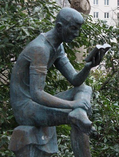Halles größte Freiluftgalerie: 58 Neustädter Skulpturen und Wandbilder stehen unter Denkmalschutz, darunter auch „Der Lesende“.