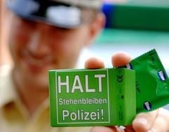 Ein Polizist zeigt ein Kondom mit der Aufschrift «Halt Stehenbleiben, Polizei». Die Gewerkschaft der Polizei wird nun doch keine Kondome am Weltjugendtag verteilen. Die Aktion sei als «bewusste Provokation missverstanden» worden, obwohl die Kondome nur unter den Polizisten verteilt werden sollten, die den Weltjugendtag schützen. (Foto: dpa)