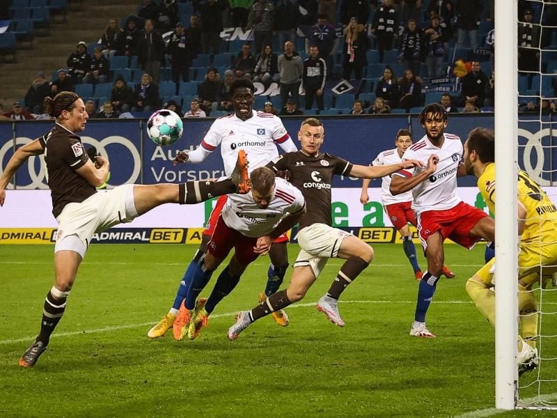 Der Hamburger SV und der FC St. Pauli trennten sich 2:2. Foto: Christian Charisius/dpa