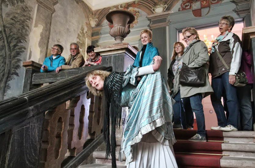 Kammerzofe Sophia von Habenichts (Elke Franke) neigt zu äußerst anschaulichen Erklärungen.
