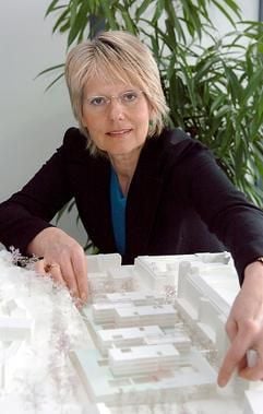 Die Architektin Christine Nickl-Weller sitzt in der Berliner Technischen Hochschule vor einem Miniatur-Modell der von ihr entworfenen Kinderklinik für das Klinikum Katharinenhospital in Stuttgart. Nickl-Weller hat an der Hochschule den Lehrstuhl für das Entwerfen von Krankenhäusern und Bauten des Gesundheitswesen inne, den einzigen seiner Art im deutschsprachigen Raum. (Foto: dpa)