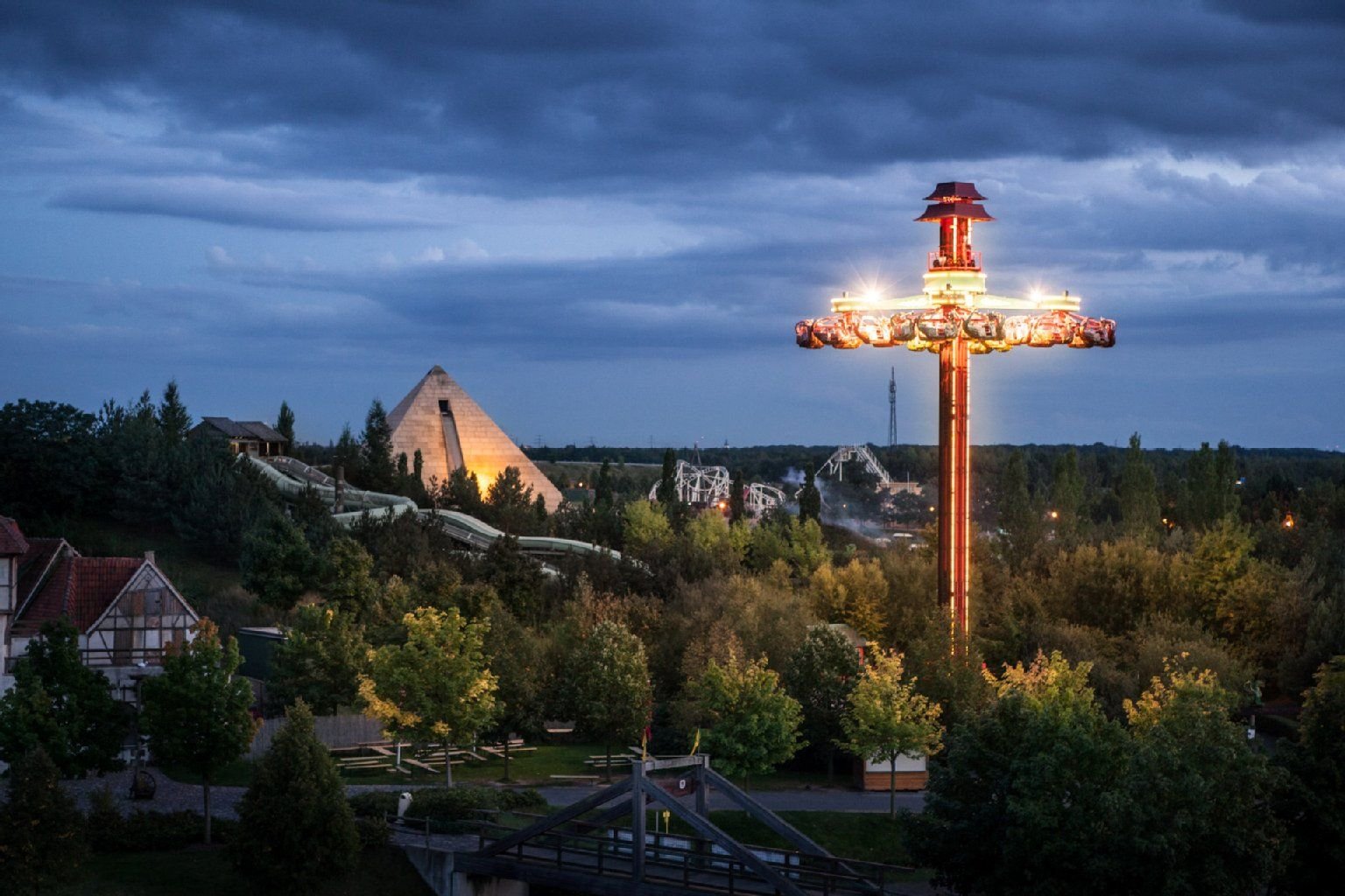 Ein Blick in den Freizeitpark Belantis bei Nacht.