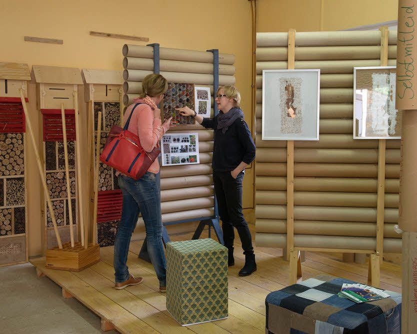Maria Steinecker (r.) führt die Besucher durch die Ausstellung.
